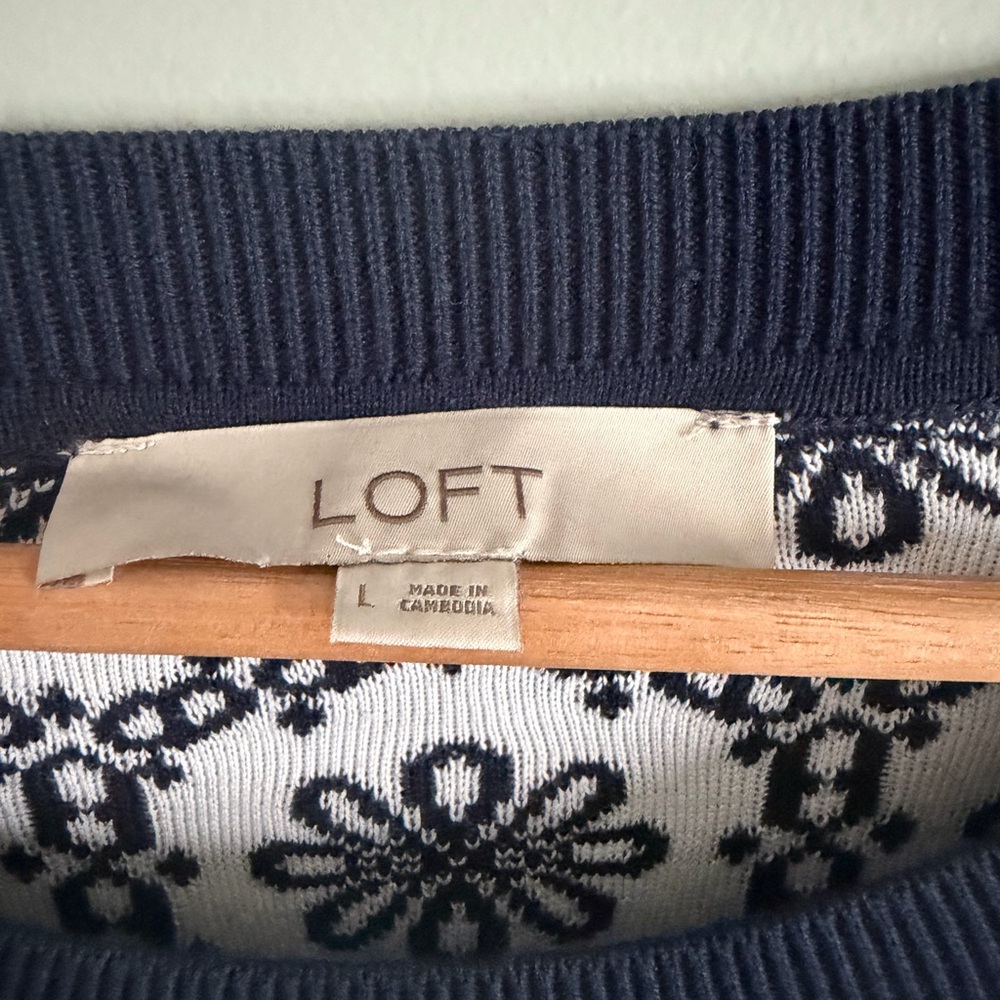 LOFT Navy and White Floral Pattern Knit Top - Picture 3 of 3